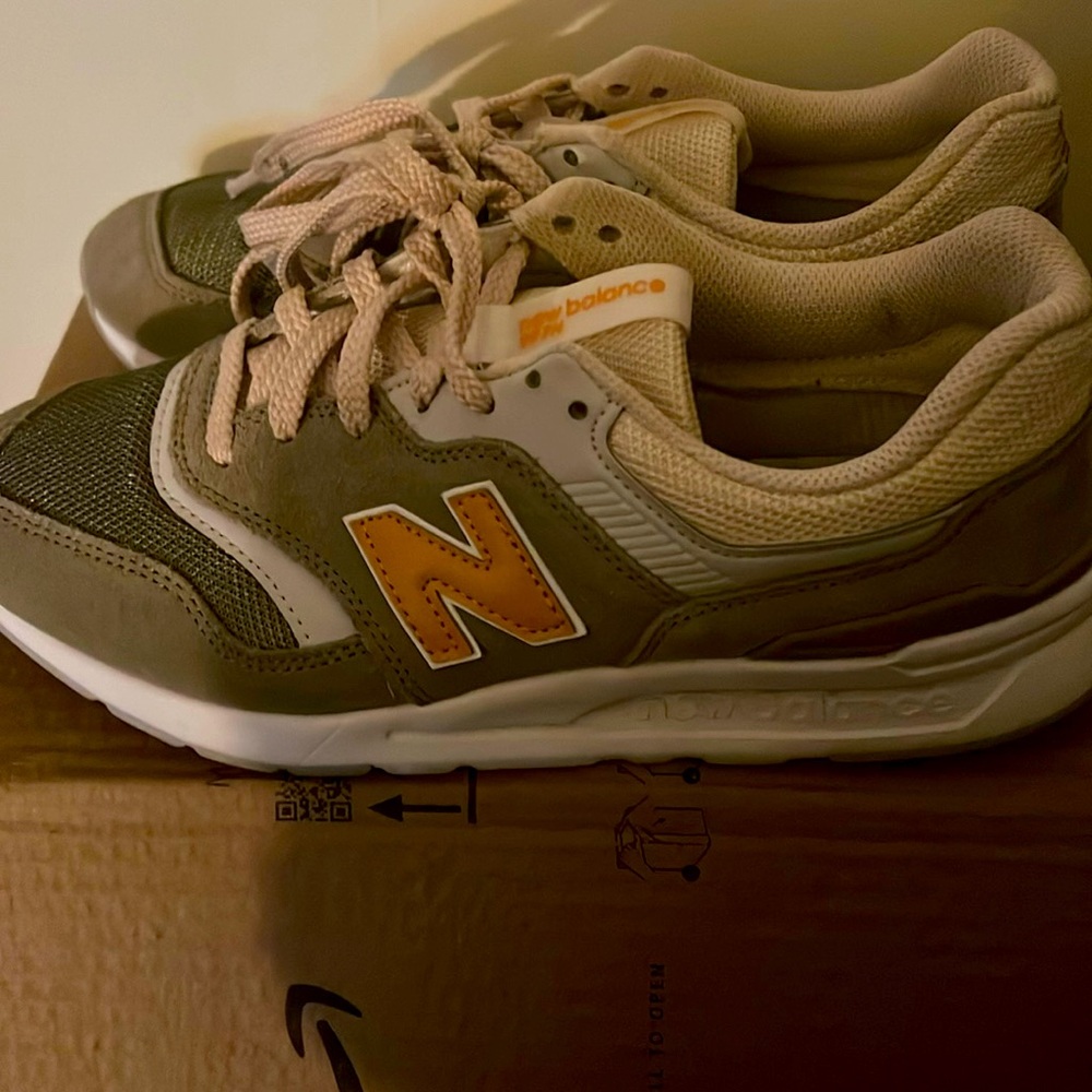 New Balance 997H Women’s Size 8.5